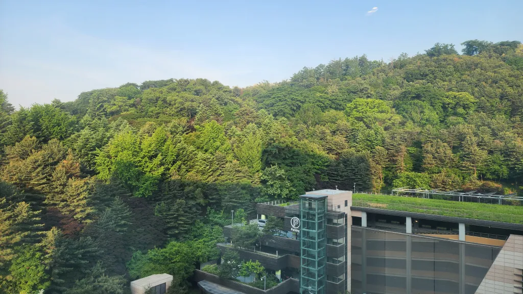 객실 창밖으로 보이는 푸른 아차산
