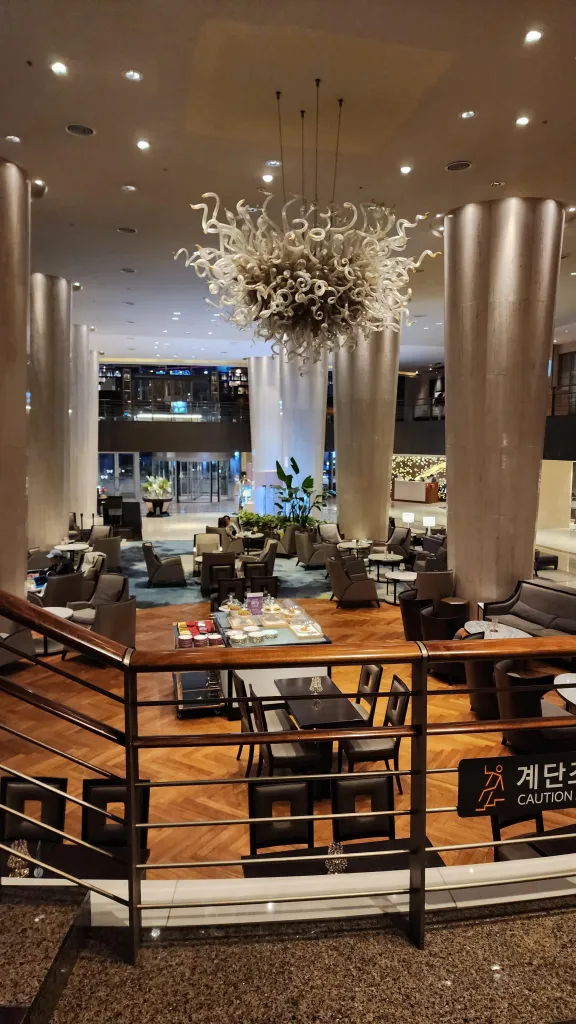 2층 계단에서 내려다본 그랜드 워커힐 1층 라운지
