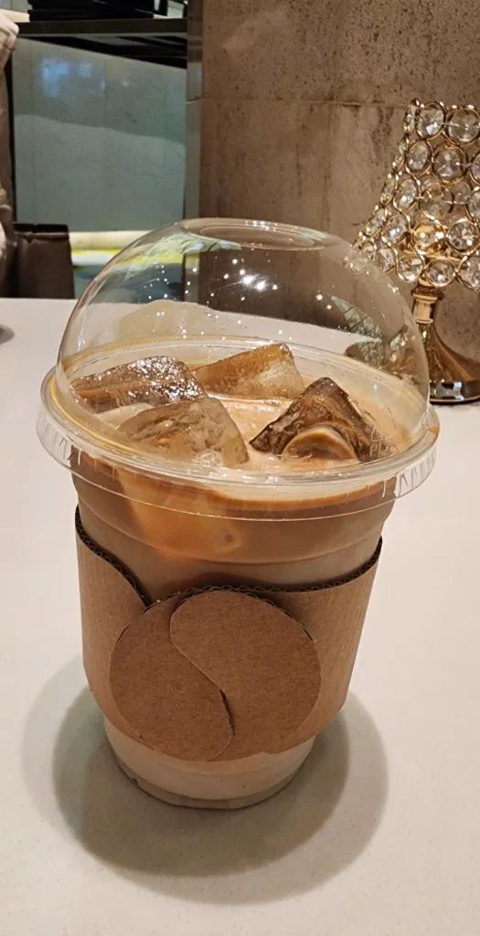 독특한 홀더에 담긴 라운지 커피