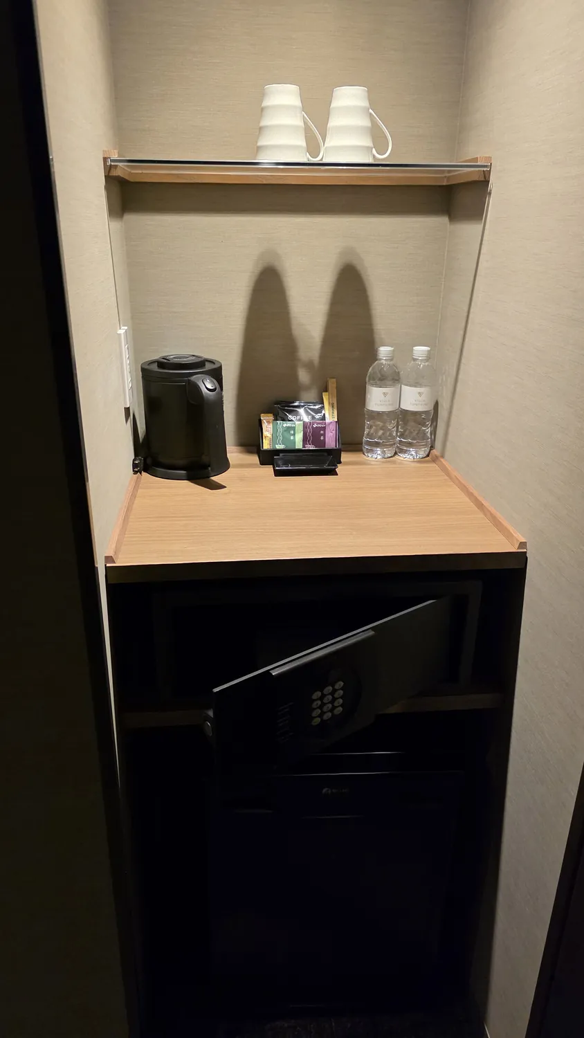 빌라 폰테뉴 객실 바 테이블과 금고, 냉장고