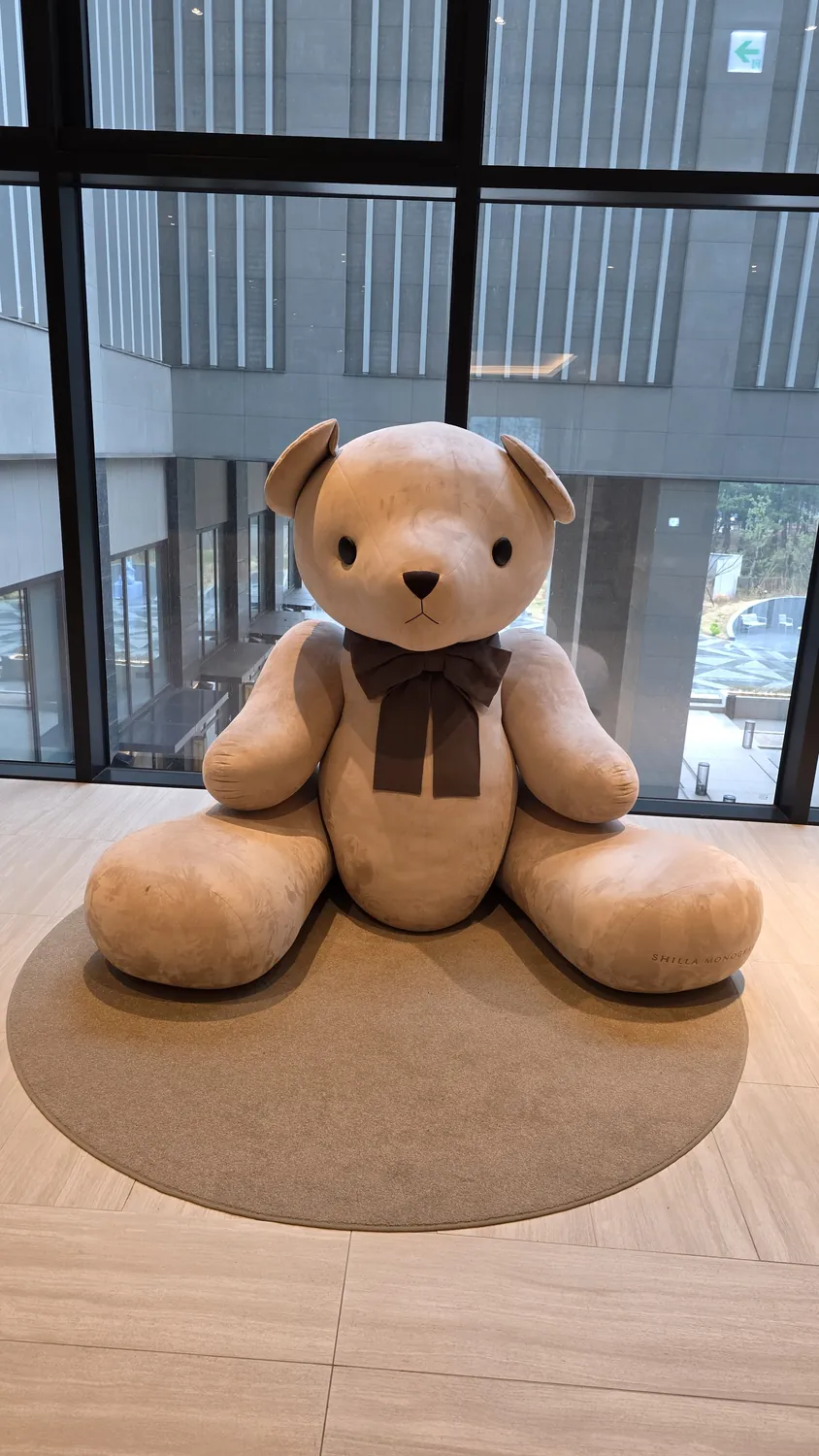 신라모노그램 강릉 로비에 놓인 대형 곰 인형