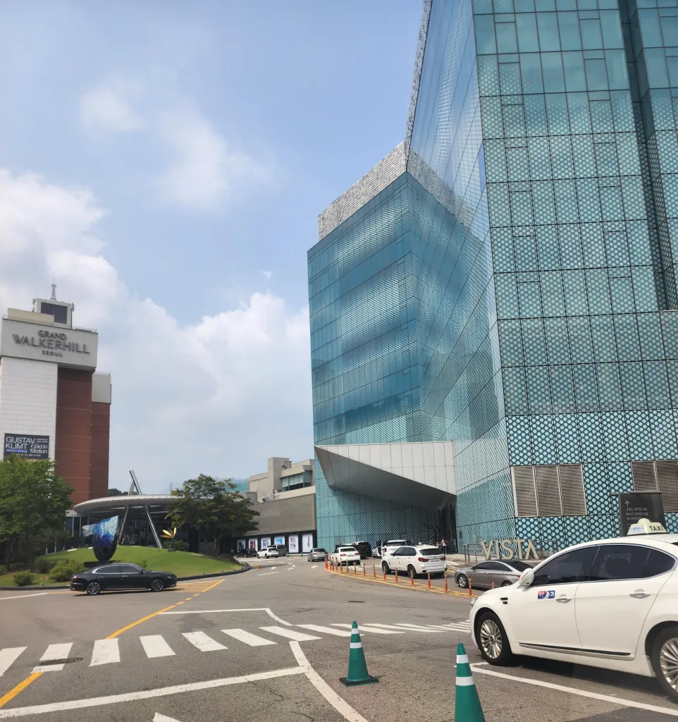 낮에 바라본 비스타 워커힐 서울 외관