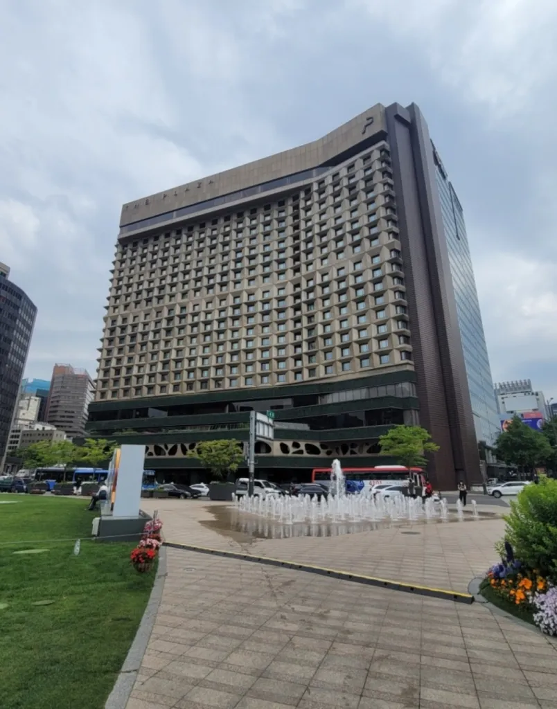 낮에 본 더 플라자 호텔 서울 외관과 시청 광장 분수