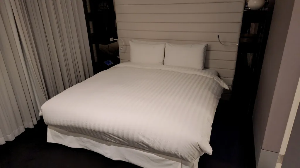 미닫이 문 안쪽 침실의 더블 침대
