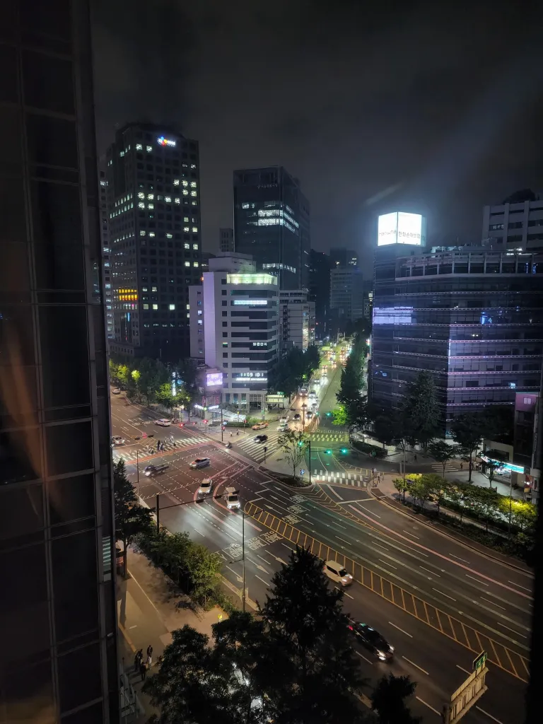객실에서 본 밤 도심 풍경