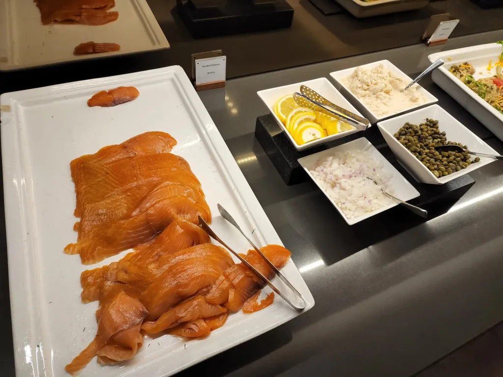 클럽라운지 저녁 코너의 훈제 연어