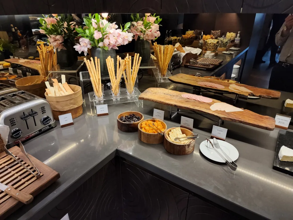 마른 빵과 햄, 치즈, 말린 과일이 놓인 테이블