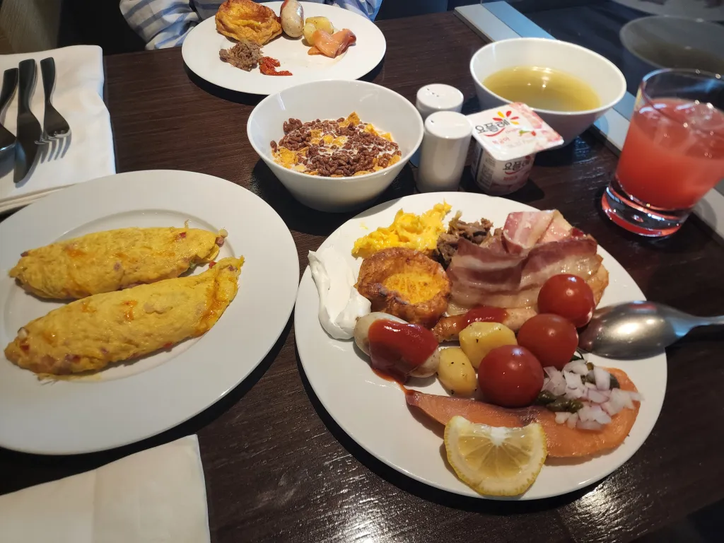 클럽라운지 조식 접시
