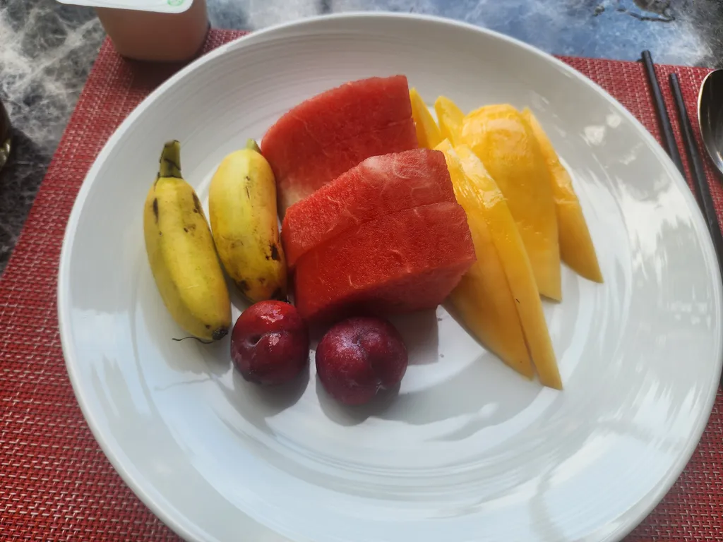 맛있었던 과일 위주로 다시 담은 접시