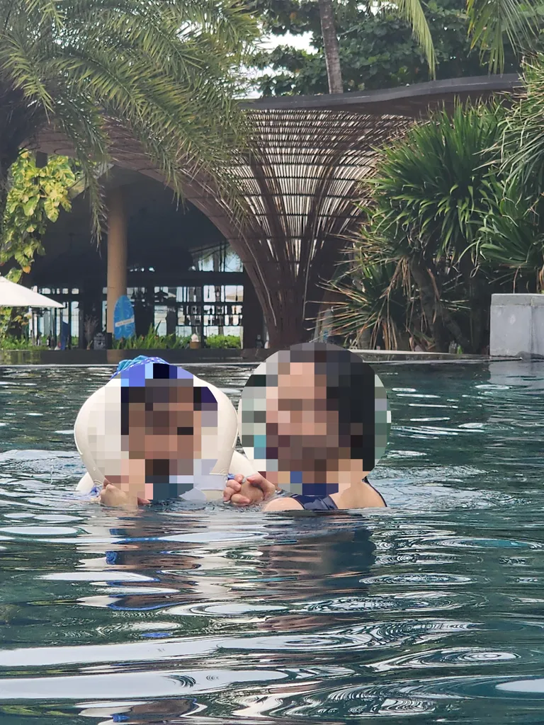 수영장에서 바다 쪽을 바라본 모습