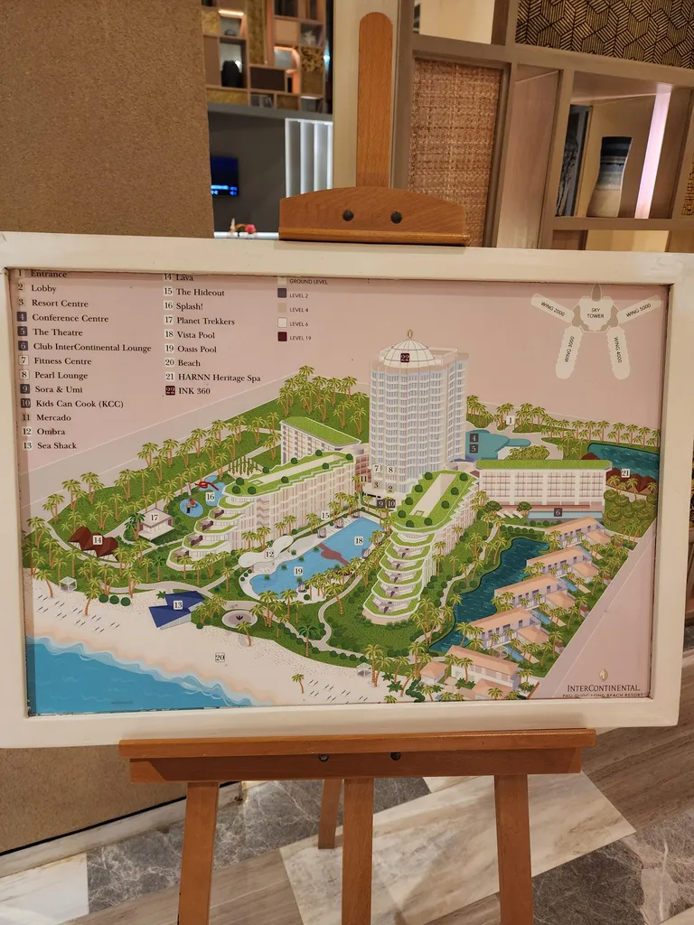 로비 가운데 놓인 리조트 전체 시설 안내도