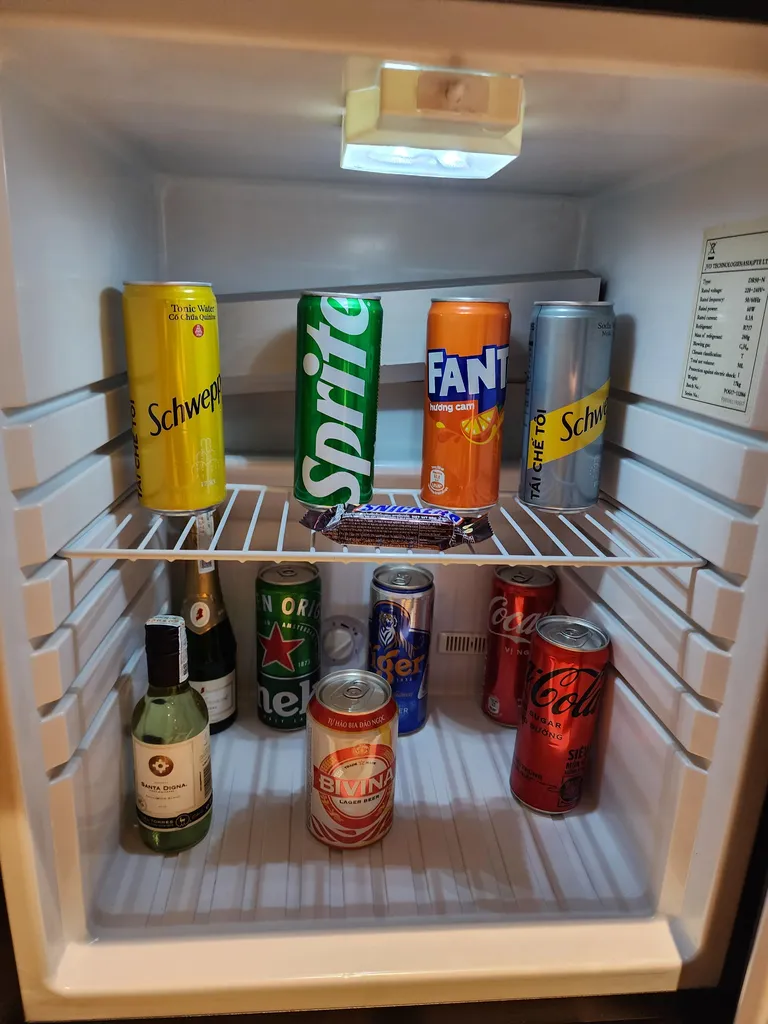 음료로 가득 찬 객실 냉장고