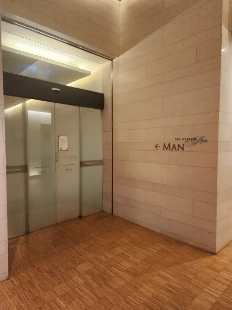 남성 구역 입구, 팔찌를 태그하면 열리는 문