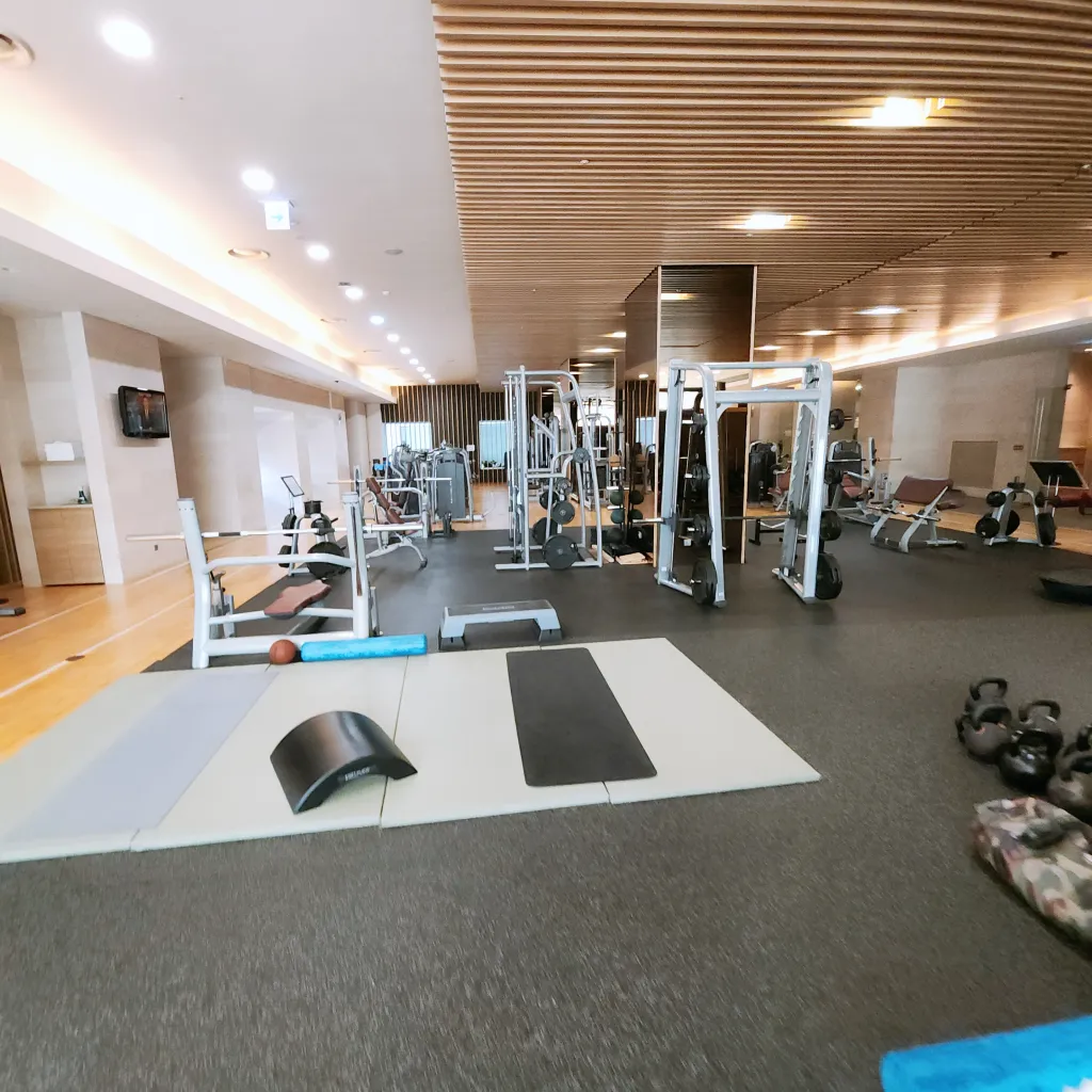 피트니스 센터의 다양한 운동 기구