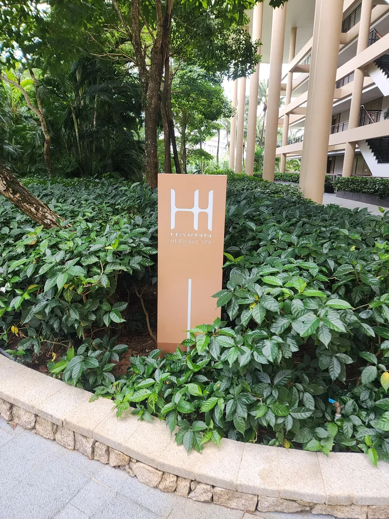 리조트 안 HARNN 스파 안내 표지