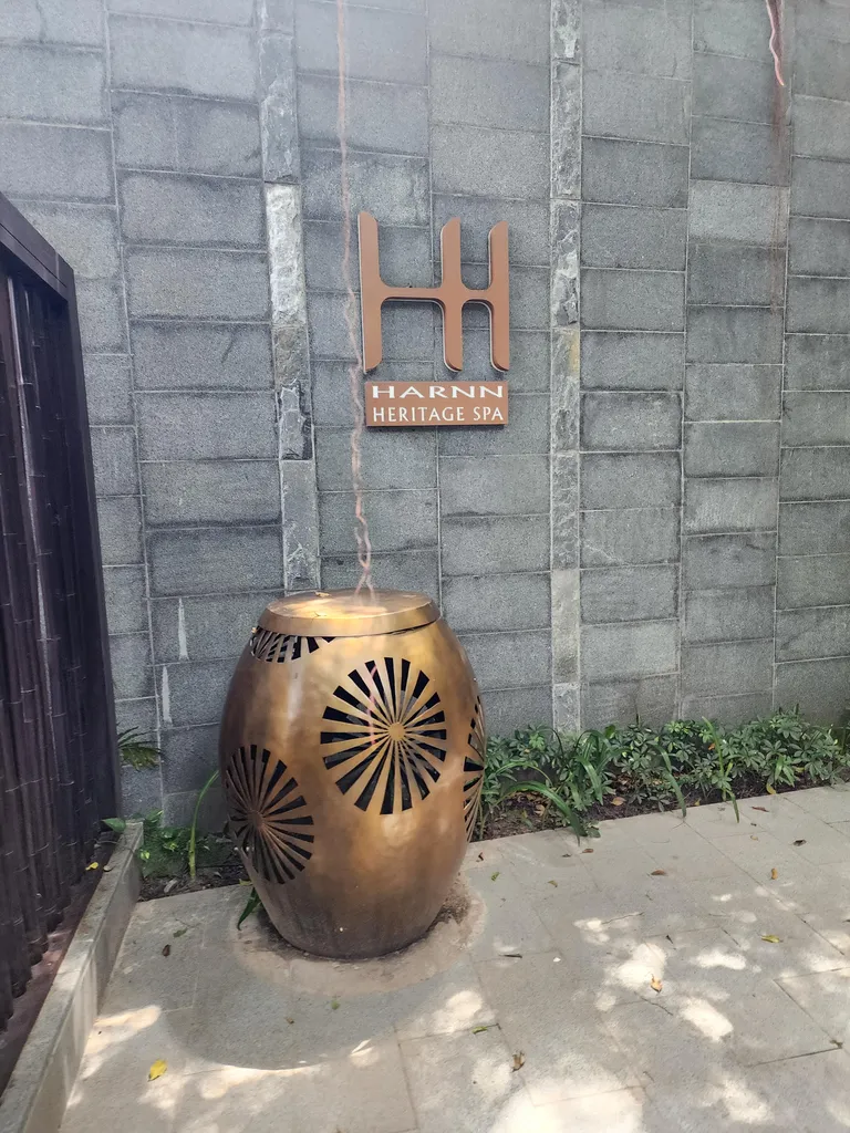 HARNN 헤리티지 스파 입구 표지석