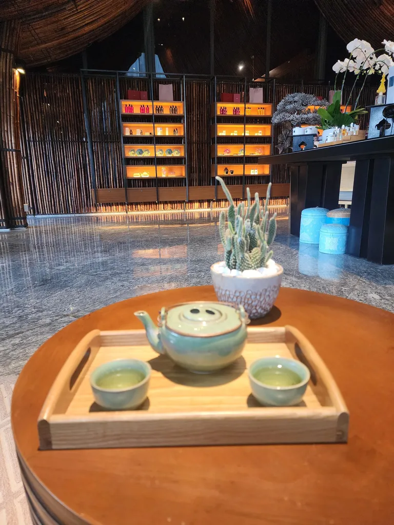 테이블에 놓인 차 세트