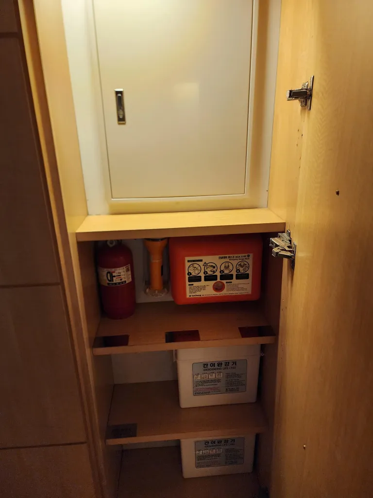 객실 입구 수납장 내부