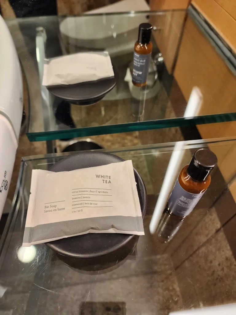 욕실에 비치된 비누와 로션