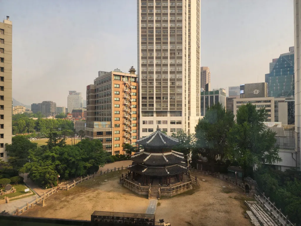 객실에서 본 서울 도심 빌딩 전경