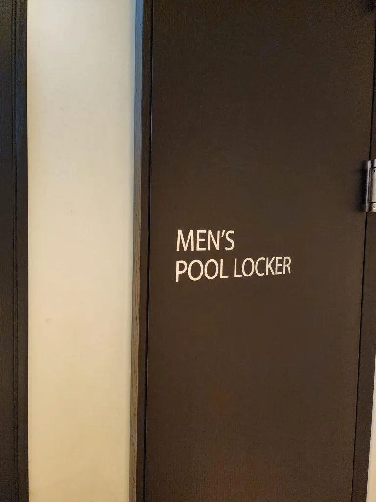 남자 풀 락커룸 입구